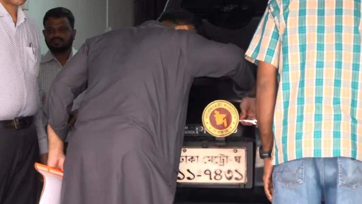 গাড়ি থেকে নিজ হাতে সরকারি লোগো খুললেন ইশরাক